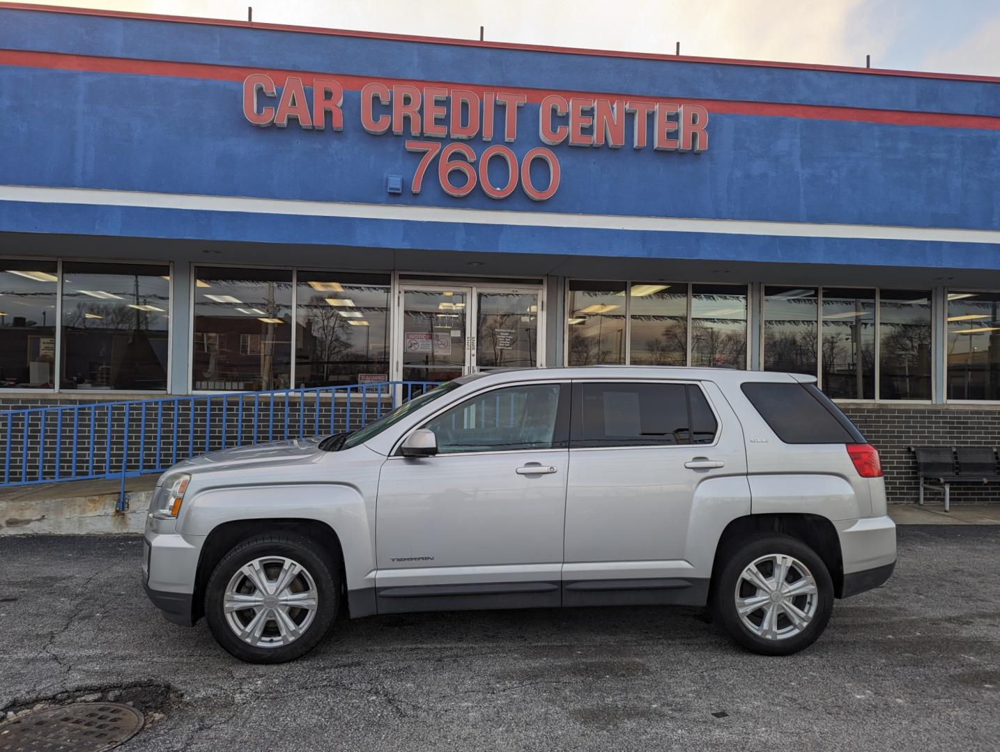 2017 SILVER GMC Terrain SLE1 FWD (2GKALMEK5H6) with an 2.4L L4 DOHC 16V engine, 6A transmission, located at 7600 S Western Ave., Chicago, IL, 60620, (773) 918-3980, 0.000000, 0.000000 - Photo#0